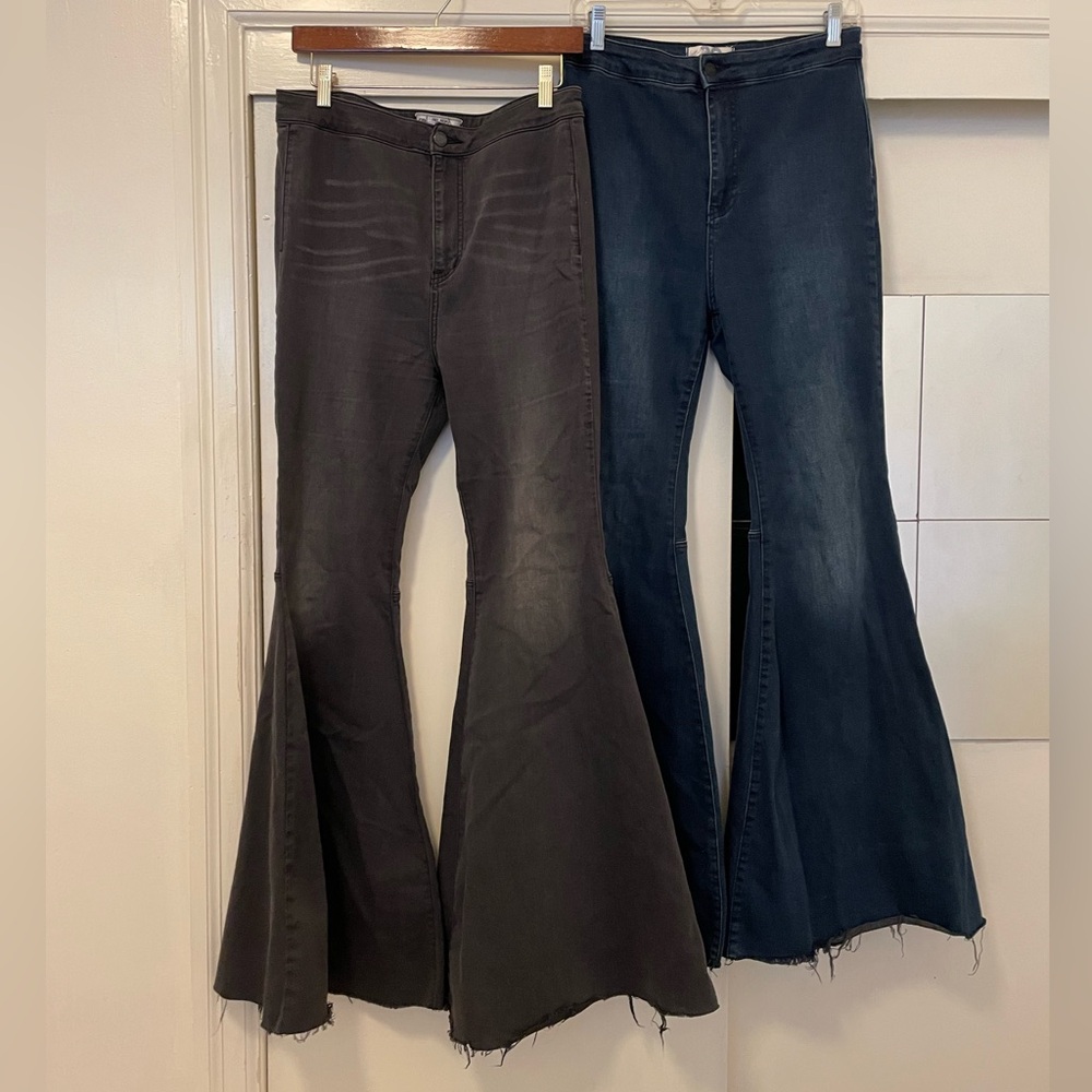 Bundle of 2 float on Flare jeans